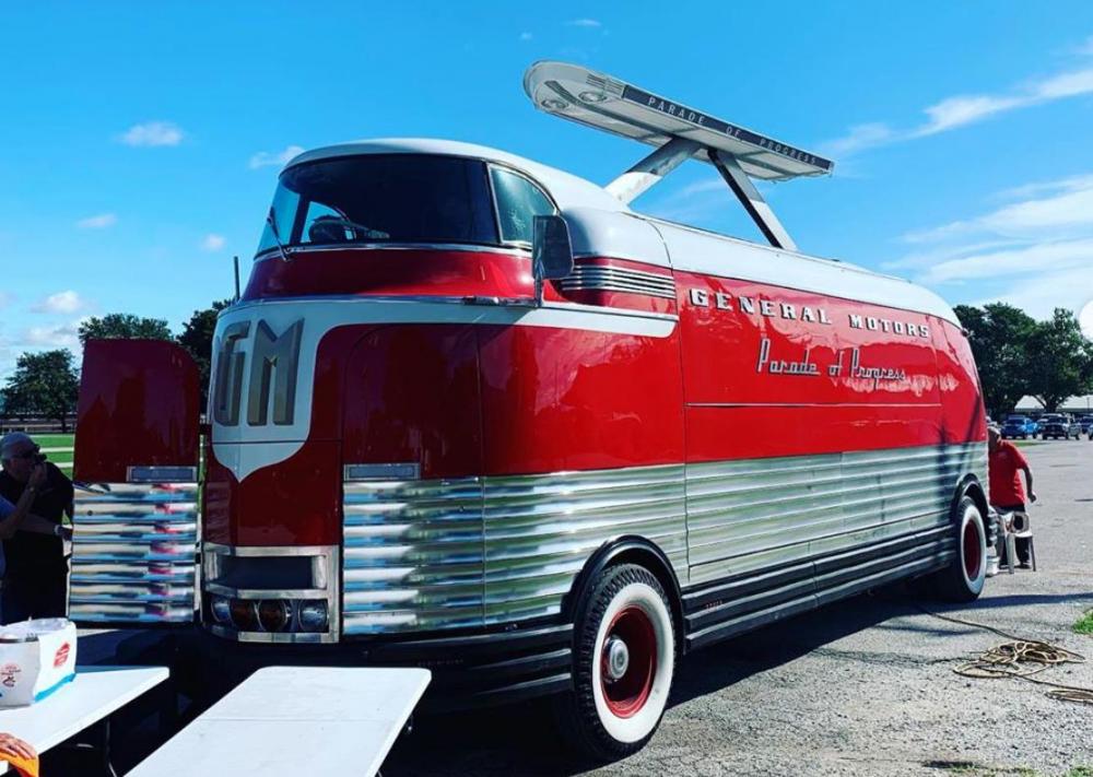 1950-GM-Futurliner.thumb.jpg.221318be3df62a4b049d5e2f61251758.jpg