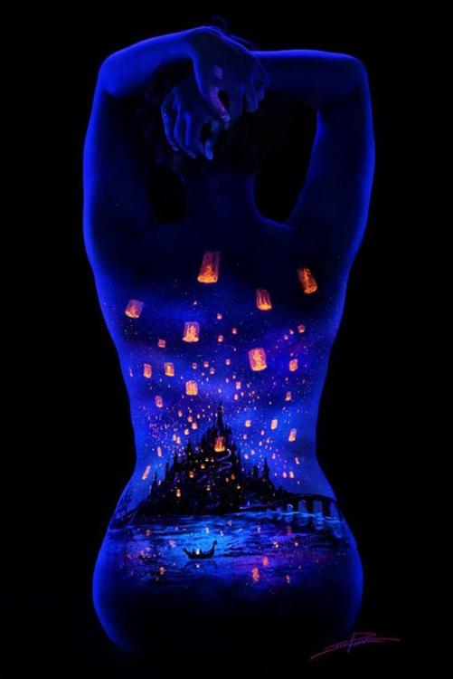 Du-body-painting-fluorescent-a-la-lumiere-noire-par-John-Poppleton-2.jpg