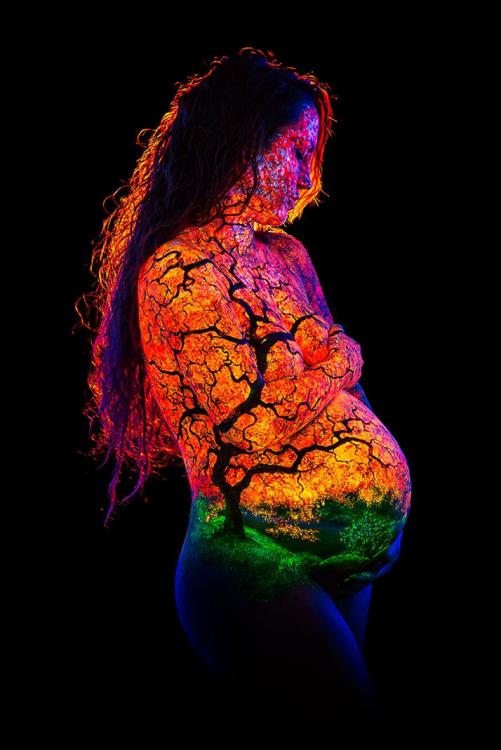 Under-Black-light-Body-Painting-by-John-Poppleton-14.jpg