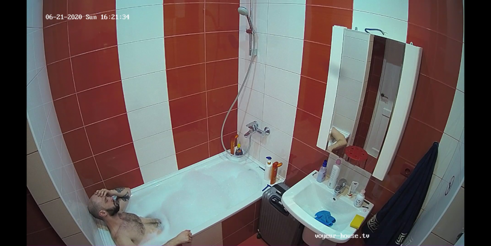 Opera Snapshot_2020-06-21_142224_voyeur-house.tv.png