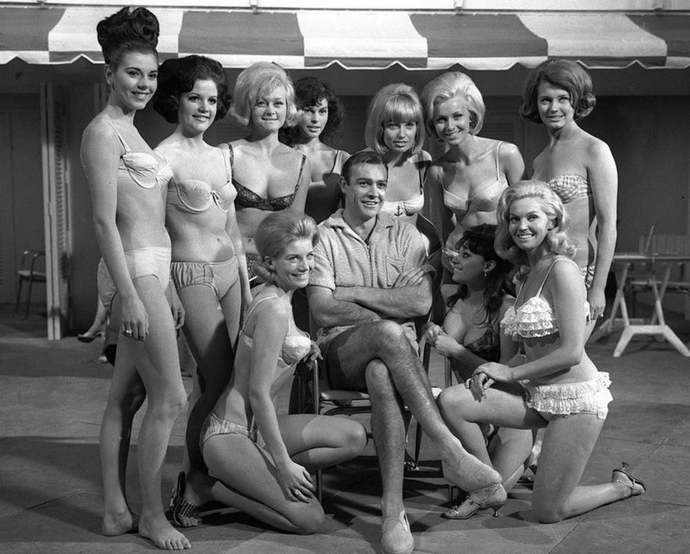 sean_connery_and_women_of_goldfinger_2f581853dbf1e391f89385a0458cdde378ba7886.jpg
