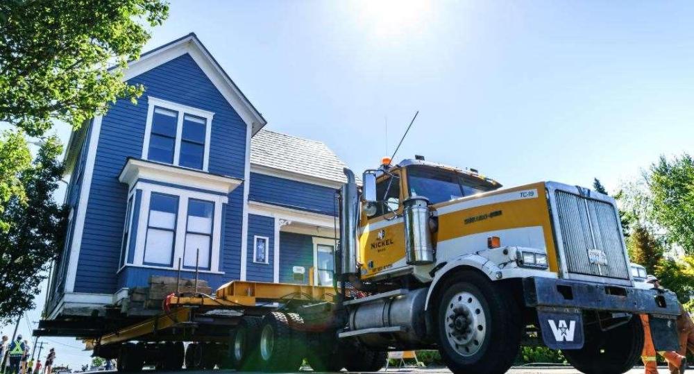 Moving-A-House2.jpg